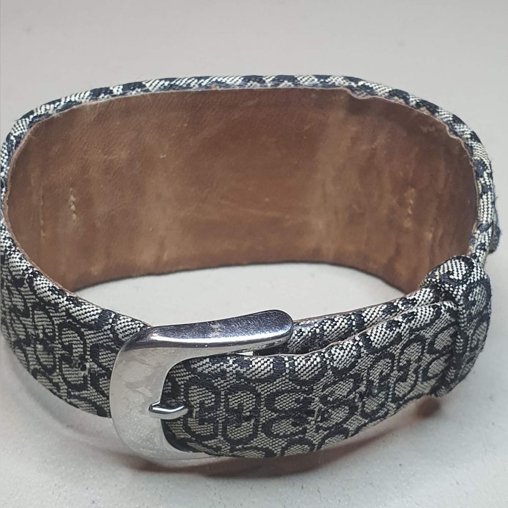 🦋10/$20🦋 Guess Silver/Grey Monogram Wideband Leather Women's Watch - Picture 3 of 4